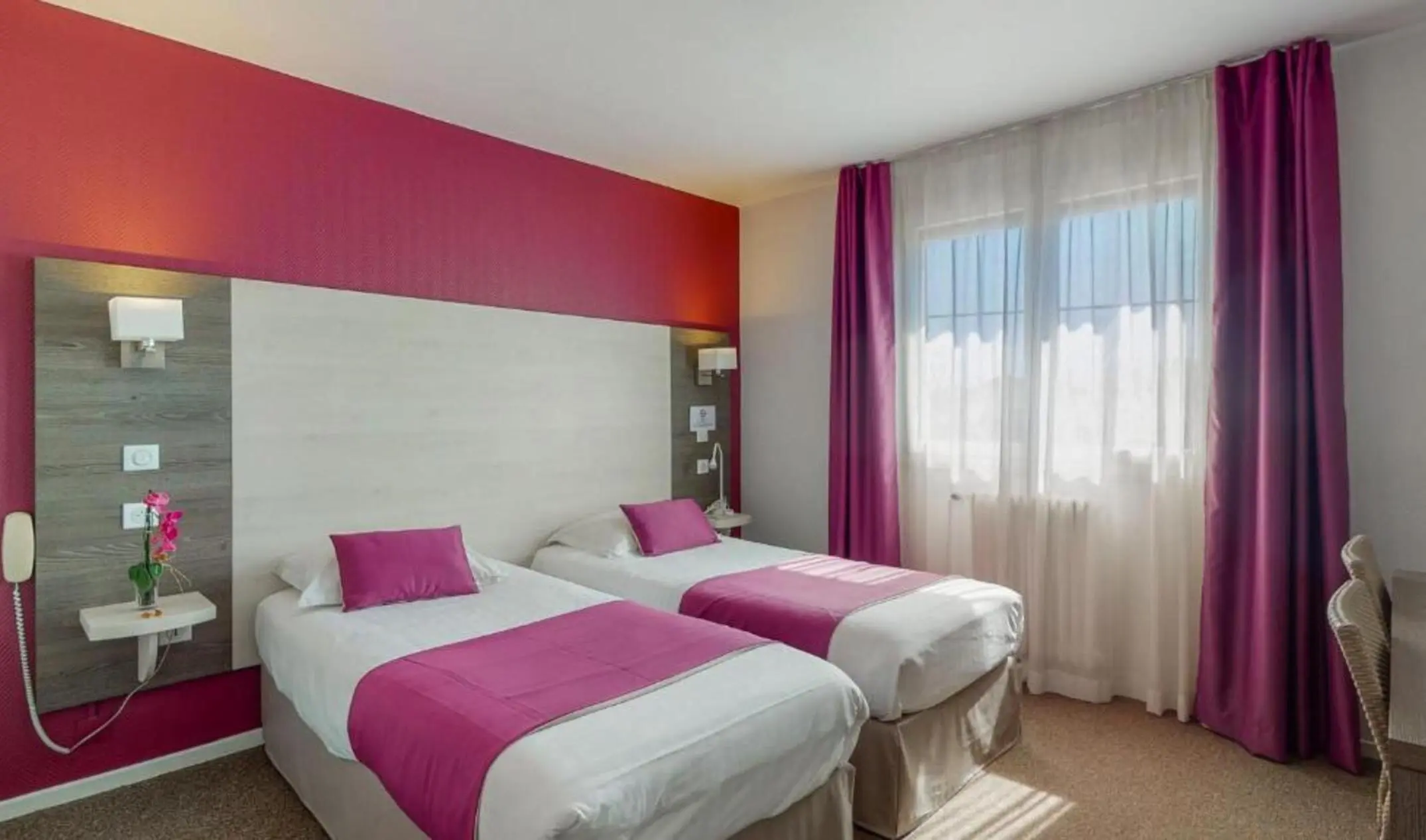 Deux lits simples dans la chambre twin de l'hôtel Prado à Toulouse