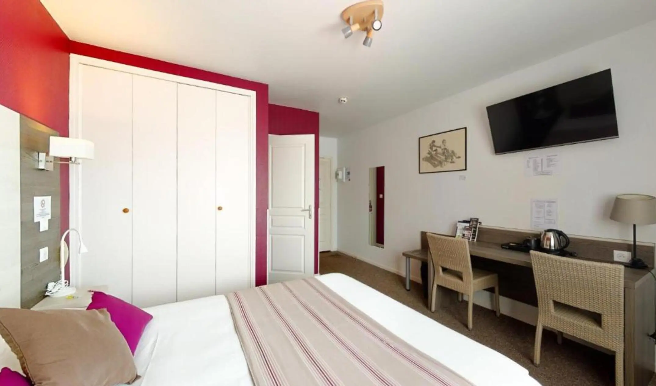 grand lit avec television connectée de l'hôtel Prado à Toulouse